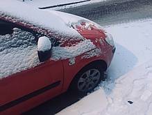 Besneeuwde auto